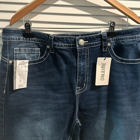 NWT Oak & Vine Denim Capris with jeweled back pockets, comfort fit and stretch. - Picture 2 of 11